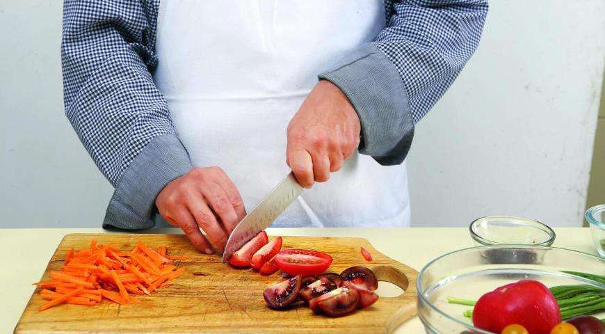 Крупные помидоры нарежьте дольками, а мелкие — на четвертинки. Переложите их в салатницу.