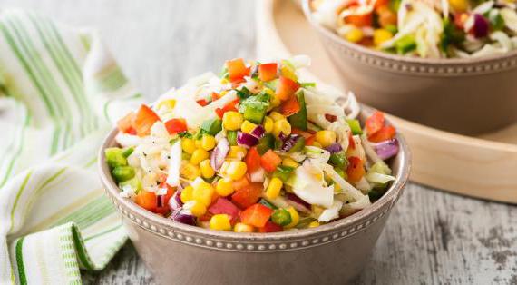 Ароматный салат из свежей капусты с кукурузой и овощами