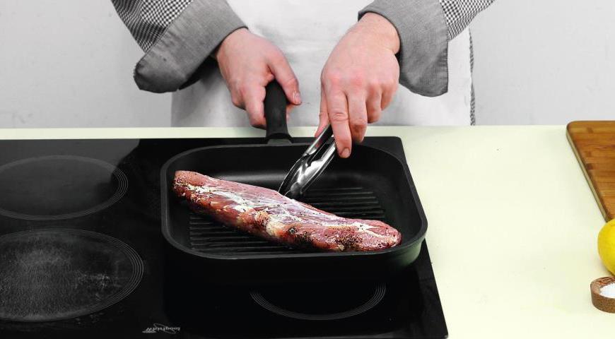Достаньте мясо из маринада, снова смажьте маслом, посолите и запекайте на решетке над раскаленными углями или в духовке под грилем, периодически переворачивая, в течение 22 минут. После готовности достаньте, накройте фольгой и оставьте на 22 минуты для отдыха.