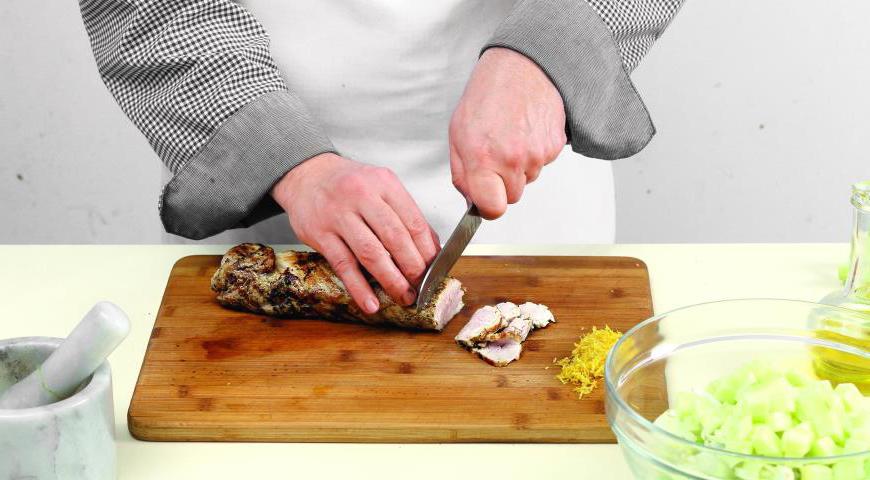 Оставшиеся ягоды можжевельника растолките в ступке. Мясо нарежьте тонкими ломтиками. Откиньте фенхель на дуршлаг, обсушите. Смешайте подготовленные яблоки, фенхель и сельдерей, заправьте домашним майонезом. Выложите на тарелки, рядом разместите ломтики вырезки, присыпьте можжевельником, цедрой, перцем и солью. Подавайте сразу же после приготовления.