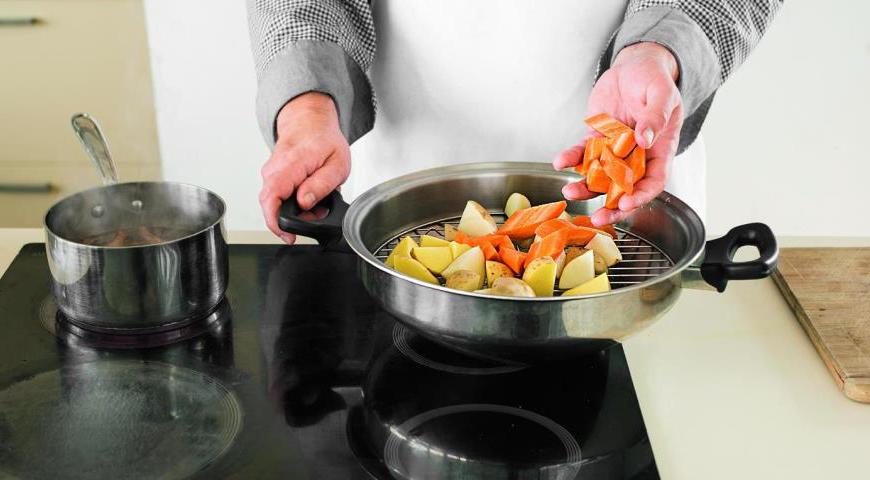 Картофель и морковь нарежьте крупными кусками и отварите на пару до полуготовности. Очистите перец от семян и нарежьте его крупными кубиками. Разберите цикорий на листья.