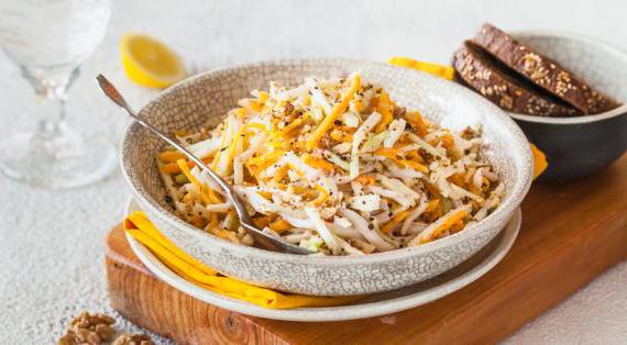 Ароматный салат из тыквы с кальмарами и яблоками