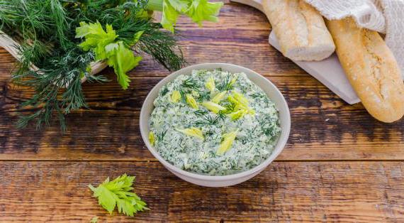 Ароматный салат из укропа, яиц и сельдерея