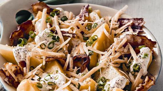Ароматный салат из запеченного картофеля с беконом и сыром