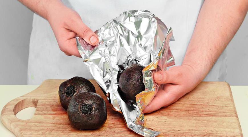 Разогрейте духовку до 190 °C. Тщательно вымойте свеклу щеткой, заверните каждую корнеплод отдельно в несколько слоев фольги. Запекайте в духовке до мягкости свеклы, примерно 45 минут.