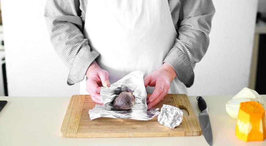 Разогрейте духовку до 190 °C. Вымойте свеклу щеткой, заверните в фольгу и положите в духовку на 1 час. После этого обдайте ее холодной водой, дождитесь остывания и очистите. Нарежьте свеклу аккуратными дольками среднего размера.