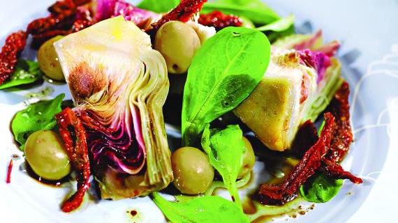 Ароматный салат с артишоками, вялеными томатами и оливками