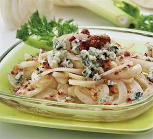 Ароматный салат с фенхелем, грецкими орехами и сыром дорблю