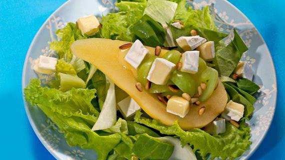 Ароматный салат с грушами, виноградом и сливочным сыром