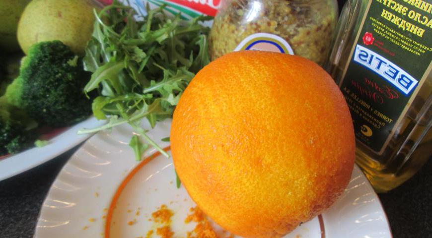 Сначала приготовьте соус, который станет основой вкуса салата. Снимите цедру с одного апельсина, аккуратно выдавите из него сок.