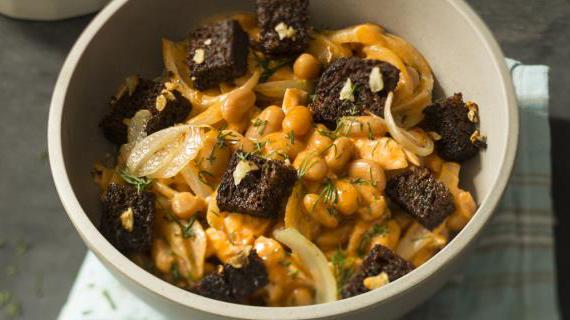 Ароматный салат с копченым филе курицы, пикантной фасолью и хрустящим луком