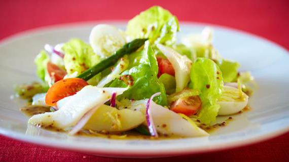 Ароматный салат с копчёным палтусом и овощами