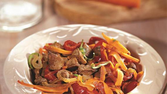 Ароматный салат с куриной печенью и овощами