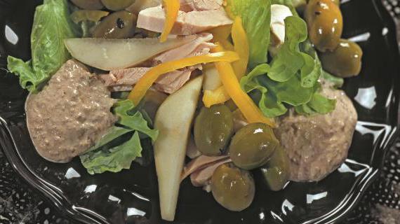 Ароматный салат с курицей и грушами – легкий и необычный рецепт