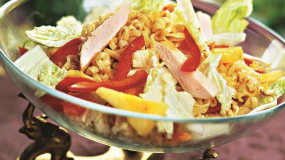 Ароматный салат с курицей и зелёным карри по-тайски