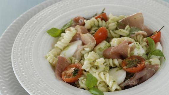 Ароматный салат с макаронами и домашним соусом песто