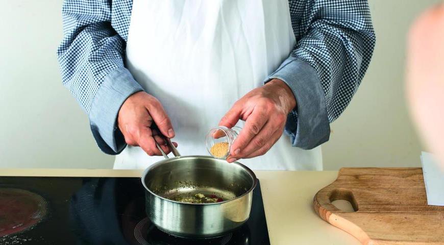 Измельчите чеснок и чили. В маленькой кастрюльке смешайте уксус, 2,5 столовые ложки воды, сахар, сушеные травы, чеснок и чили. Доведите смесь до кипения, затем снимите с огня и дайте полностью остыть.