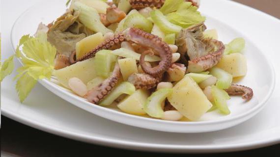 Ароматный салат с осьминогами и овощами