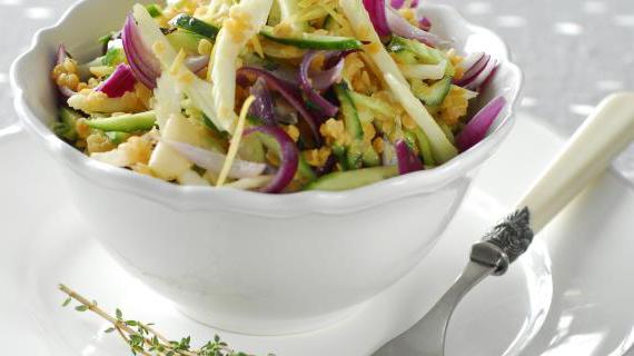 Ароматный салат с розовой чечевицей, свежими огурцами и стеблями сельдерея