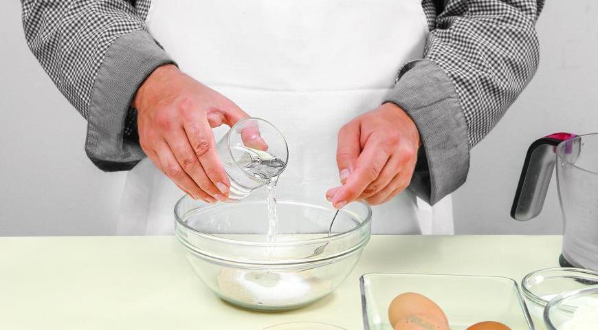 В теплой воде (37–39 °С) разведите дрожжи с 2 чайными ложками сахара, оставьте на 12 минут. Добавьте 2/3 стакана муки, перемешайте, сделайте надрез крестом, накройте и дайте подняться час.