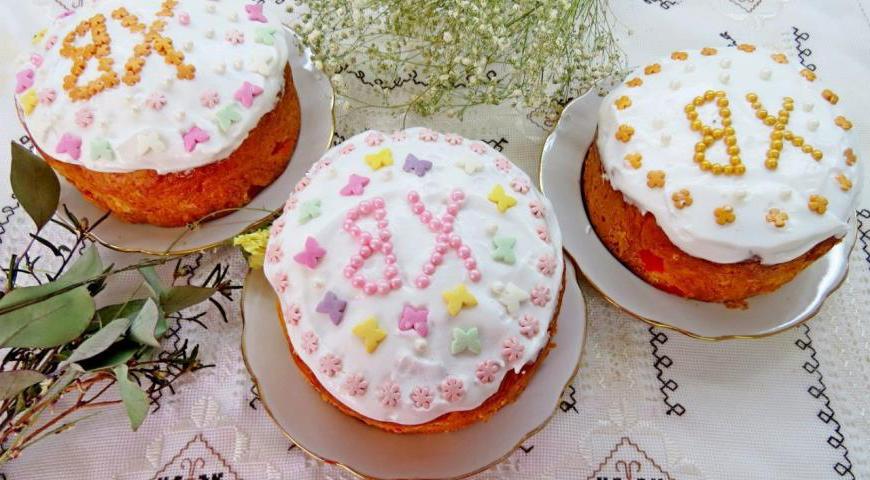 После выпечки дайте куличам остыть в формах около 10 минут, затем аккуратно извлеките их и полностью остудите на решетке. Приготовьте глазурь: смешайте лимонный сок с сахарной пудрой, взбейте белок до крепких пиков, постепенно добавляя смесь и миндальную эссенцию. Покройте остывшие куличи глазурью.