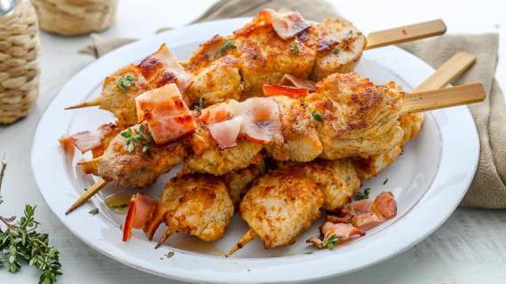Вкусный и ароматный шашлык из индейки с паприкой и беконом, идеальный для семейного ужина