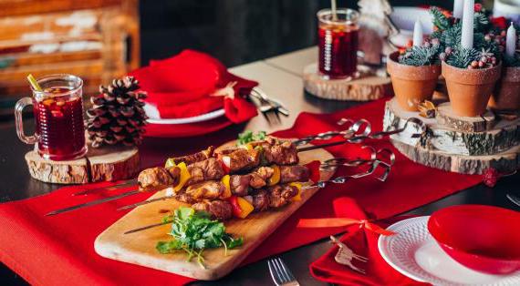 Ароматный шашлык из свиной шейки с овощами и пряностями