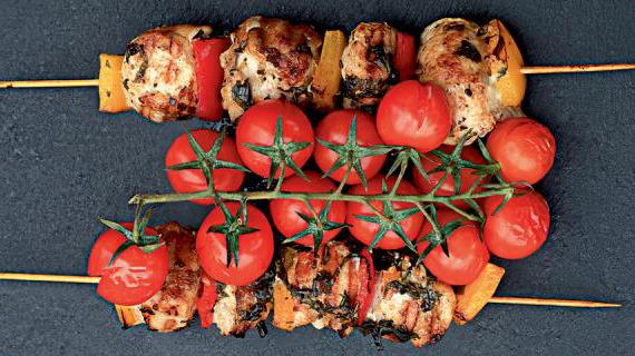 Вкусный шашлык из цесарки с яркими помидорами черри и сладким перцем на углях