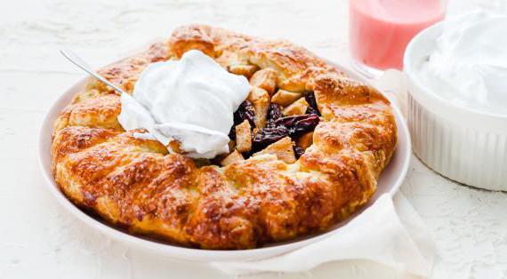 Вкусный слоеный пирог с грушами и изюмом — идеальное лакомство для уютного вечера