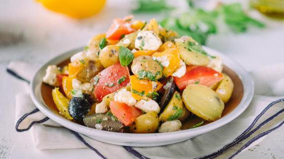 Ароматный средиземноморский картофельный салат с оливками и фетой