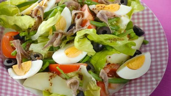 Ароматный средиземноморский салат с анчоусами и свежими овощами
