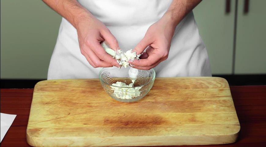 Слейте рассол с феты и нарежьте сыр небольшими кубиками при помощи мокрого ножа (перед каждым надрезом смачивайте его в горячей воде). По желанию сыр можно наломать руками.