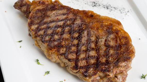 Ароматный стейк из говядины для настоящих ценителей мяса