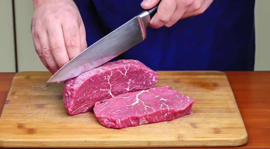 Обсушите мясо бумажными полотенцами до полного удаления влаги. Нарежьте поперек волокон кусками толщиной 2–2,8 см. Подготовьте овощи для гарнира: нарежьте удобными для еды кусками; требующие варки овощи сварите почти до готовности.