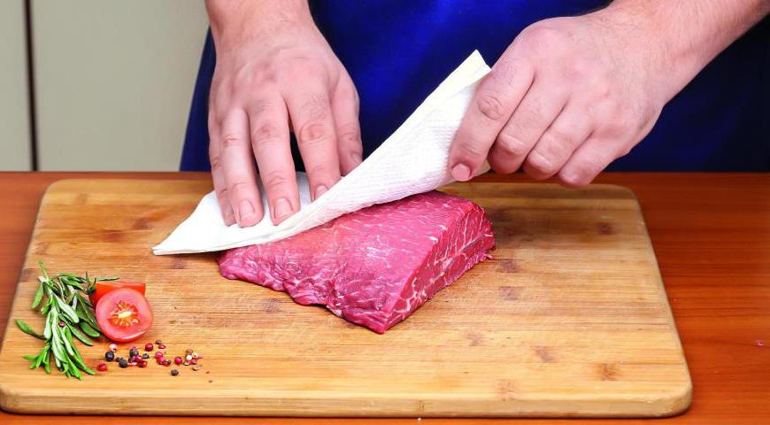 Обсушите мясо бумажными полотенцами для удаления лишней влаги – это поможет получить более румяную корочку.