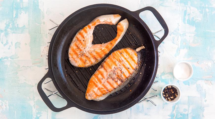 Посолите и поперчите рыбу по вкусу. Переложите стейки на противень и отправьте в предварительно разогретую духовку. Запекайте примерно 17–22 минуты, пока мясо не станет мягким и легко будет отделяться от кожи.
