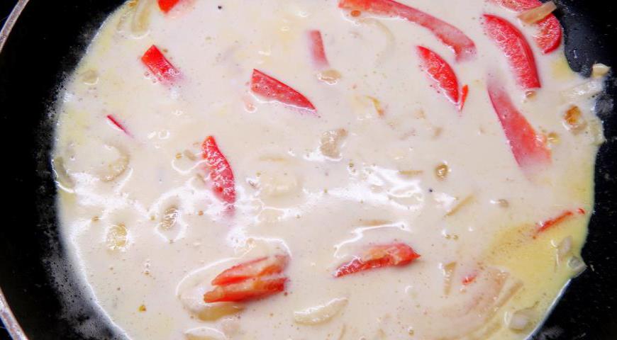 Влейте в сковороду кокосовое молоко с шафраном, перемешайте и приправьте по вкусу солью и перцем. Доведите до лёгкого кипения.