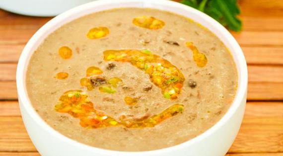 Вкусный суп из черной фасоли с острой и ароматной заправкой