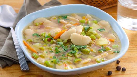 Ароматный суп из фасоли лима и сельдерея с курицей