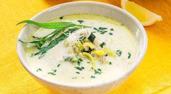 Ароматный суп из кабачков с курицей и тархуном
