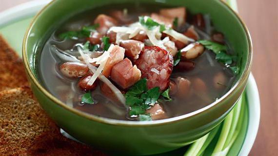 Ароматный суп из пестрой фасоли с копченой грудинкой и колбасками