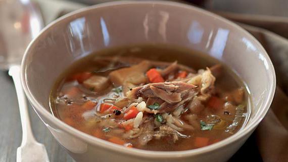 Ароматный суп из цесарки с рисом и белыми грибами