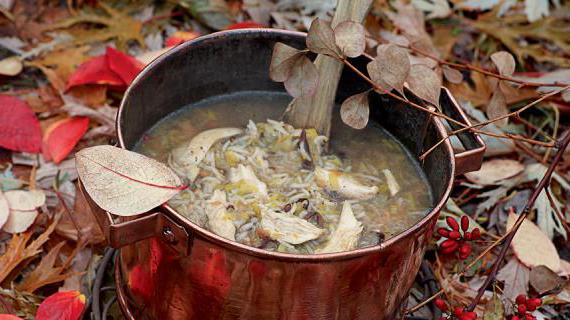 Ароматный суп из цесарки с рисом и черносливом