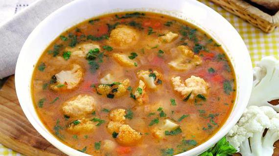 Ароматный суп из цветной капусты с домашними клецками