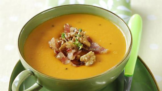 Ароматный суп из тыквы и моркови с беконом и грецкими орехами