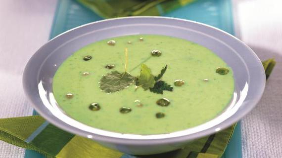 Ароматный суп-пюре из зелёного горошка с куриным бульоном и мятой