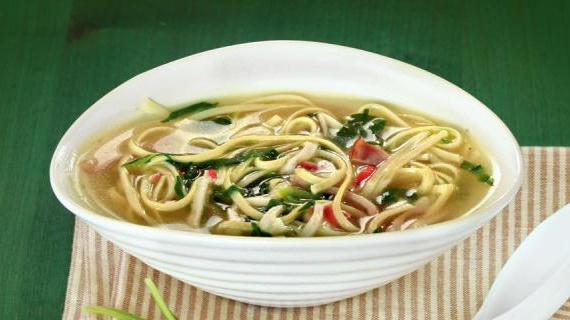 Ароматный суп с яичной лапшой, крабовыми палочками и шпинатом