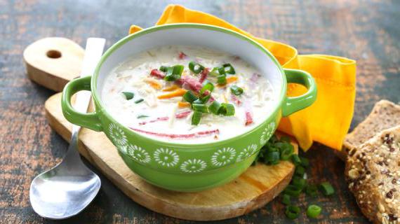 Ароматный суп с копченой колбасой и плавлеными сырками