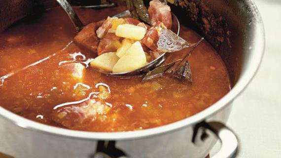 Ароматный суп с копченой свининой и овощами