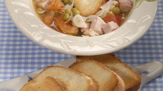 Ароматный суп с окороком, шпинатом и овощами